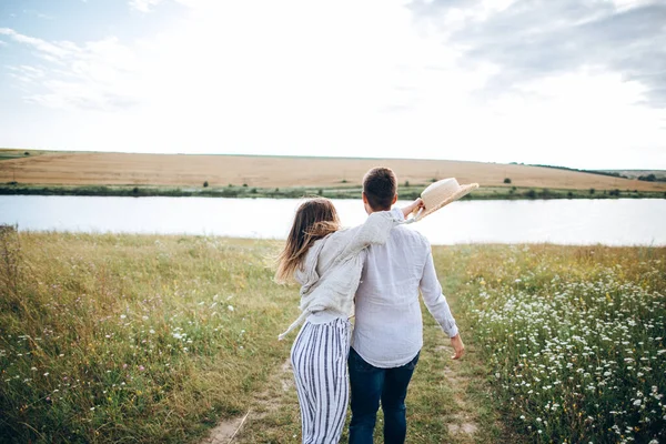 Vista Posterior Sígueme Pareja Feliz Enamorada Abrazando Besando Sonriendo Contra — Foto de Stock