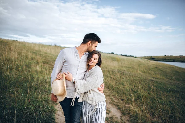 Pareja Feliz Enamorada Abrazando Besando Sonriendo Contra Cielo Campo Sombrero —  Fotos de Stock