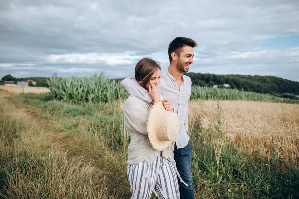 Feliz Casal Apaixonado Abraçando Beijando Sorrindo Contra Céu Campo Chapéu — Fotografia de Stock