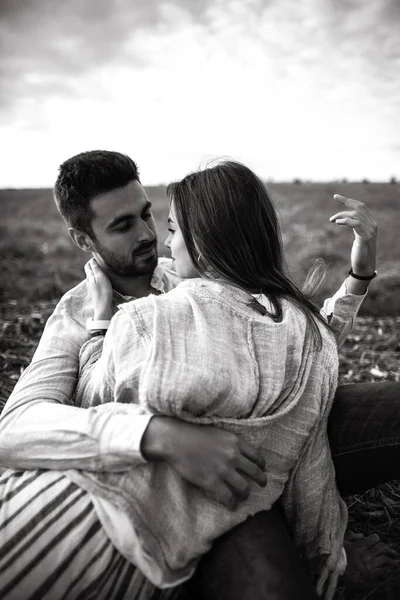 Adorável Casal Abraçando Beijando Sorrindo Contra Céu Sentado Grama Retrato — Fotografia de Stock