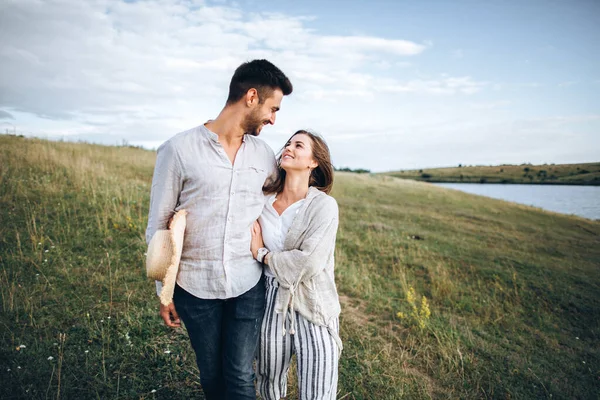 Pareja Feliz Enamorada Abrazando Besando Sonriendo Contra Cielo Campo Sombrero — Foto de Stock