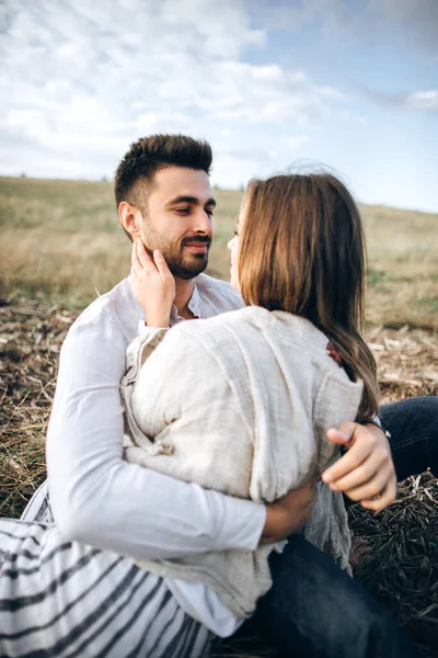 Joli Couple Étreignant Embrassant Souriant Contre Ciel Assis Sur Herbe — Photo