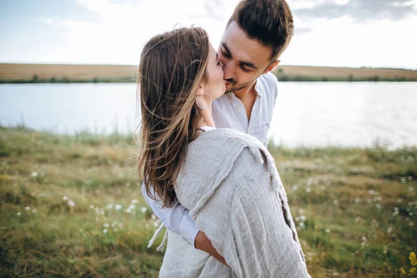 Šťastný Zamilovaný Pár Objímající Líbající Usmívající Proti Obloze Poli Klobouk — Stock fotografie