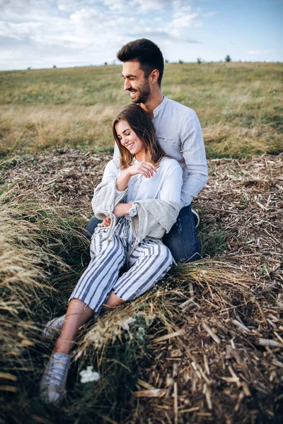 草の上の空の座席に対して 素敵なカップル抱擁 キスと笑顔 テキストのスペース — ストック写真