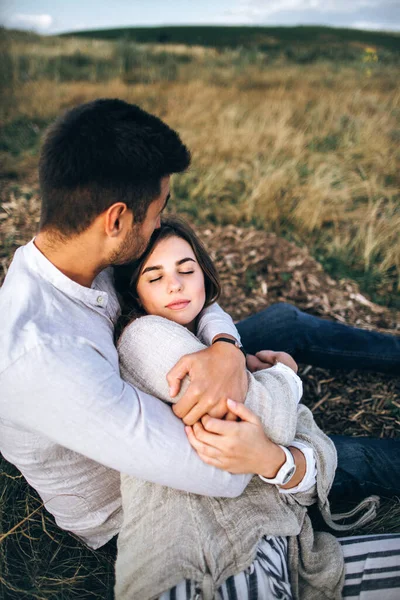 Adorável Casal Abraçando Beijando Sorrindo Contra Céu Sentado Grama Retrato — Fotografia de Stock