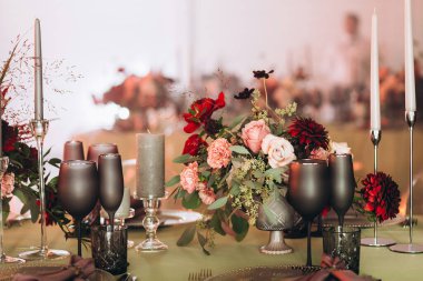 Düğün masası süslemesi. Nane renginde ve çiçekli.