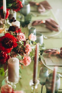 Düğün masası süslemesi. Nane renginde ve çiçekli.