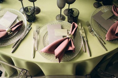 Düğün masası süslemesi. Nane renginde ve çiçekli.