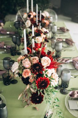 Düğün masası süslemesi. Nane renginde ve çiçekli.