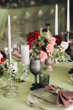 Düğün masası süslemesi. Nane renginde ve çiçekli.