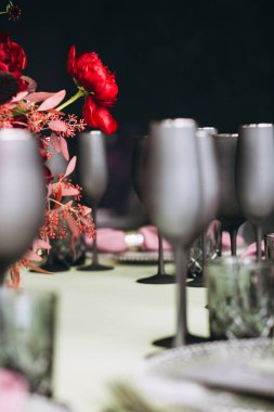 Düğün masası süslemesi. Nane renginde ve çiçekli.