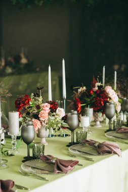 Düğün masası süslemesi. Nane renginde ve çiçekli.