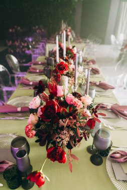 Düğün masası süslemesi. Nane renginde ve çiçekli.