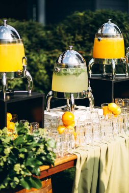 Düğün masası. Mojito buzlu ve naneli. Bayramda ziyafet masasında.