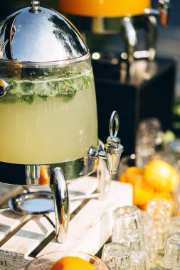 Düğün masası. Mojito buzlu ve naneli. Bayramda ziyafet masasında.