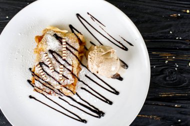 Çikolatanın altında dondurmalı elmalı turta.