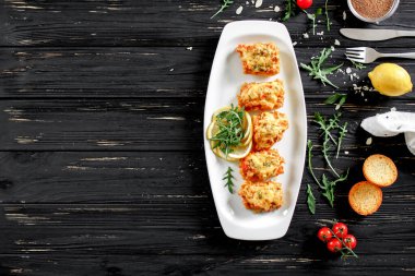 Sebze ve peynirin altında limon ve roka ile balık