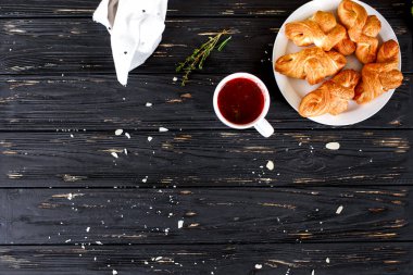 Pancar ve kruvasanla sebze çorbası. Karanlık bir tepede dümdüz yatıyordu.