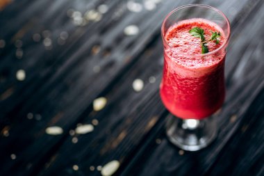 Bir sıra sağlıklı taze meyve suyu. Nane aromalı.