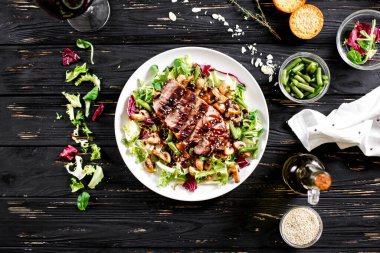 Salata yaprağında mantarlı et.
