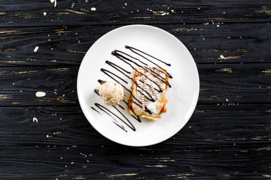 Çikolatanın altında dondurmalı elmalı turta.