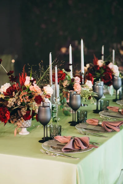 花とミントの色のウェディングテーブルの装飾の豪華なスタイル — ストック写真