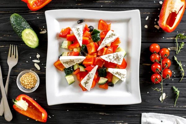 Ensalada Plana Con Pimienta Pepino Aceitunas Queso Feta Especias Secas —  Fotos de Stock