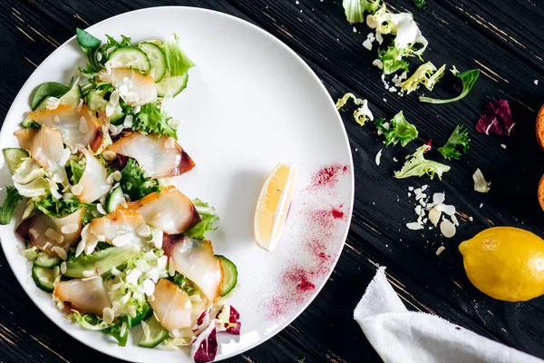 Peixe Com Legumes Frescos Fatiados Prato Branco Colocação Plana — Fotografia de Stock