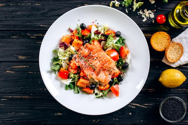 Peixe Vermelho Com Legumes Frescos Fatiados Prato Branco Colocação Plana — Fotografia de Stock