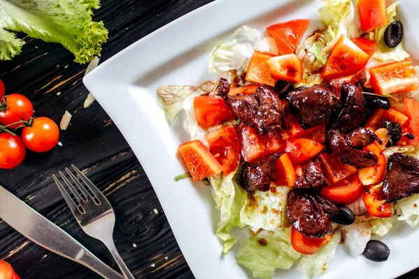 Fleisch Kirschsoße Auf Gemüsekissen Mit Pfeffer Eisberg — Stockfoto