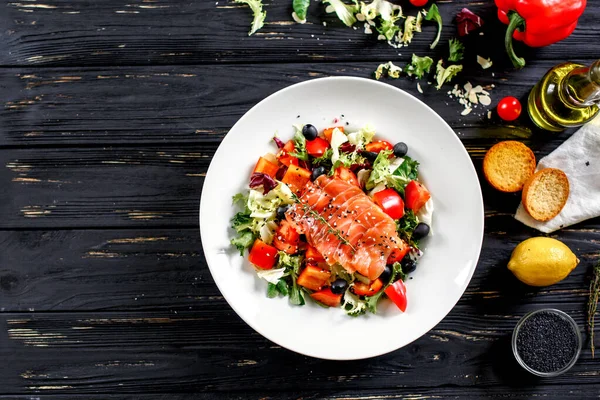 Peixe Vermelho Com Legumes Frescos Fatiados Prato Branco Colocação Plana — Fotografia de Stock