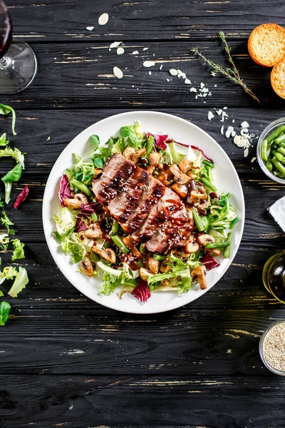 Carne Horno Con Champiñones Hojas Ensalada —  Fotos de Stock