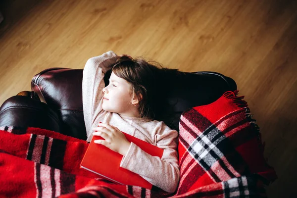 Meisje Dat Een Boek Leest Liggend Bank Tijdens Quarantaine Blijf — Stockfoto