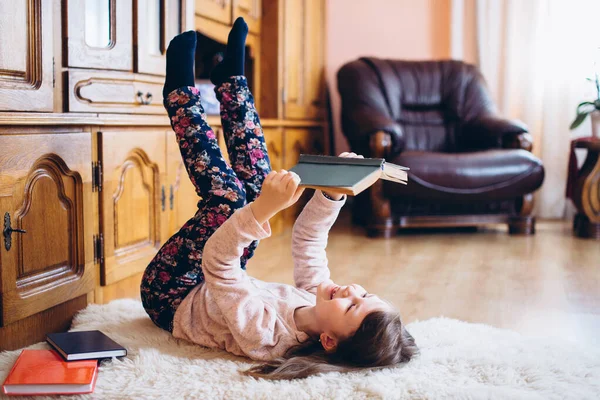 Chica Leyendo Libro Divirtiéndose Casa Durante Cuarentena — Foto de Stock