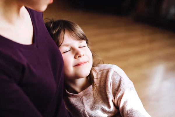 Meisje Met Mama Die Zich Thuis Amuseert Tijdens Quarantaine Moeder — Stockfoto