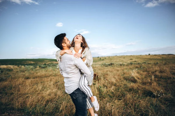 Hermosa Pareja Amorosa Divirtiéndose Abrazándose Sonriendo Fondo Del Cielo Campo — Foto de Stock