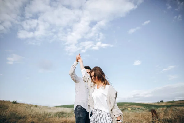 Vackra Kärleksfulla Par Som Har Roligt Myser Ler Himlen Bakgrund — Stockfoto