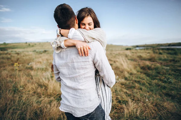 Hermosa Pareja Amorosa Divirtiéndose Abrazándose Sonriendo Fondo Del Cielo Campo — Foto de Stock