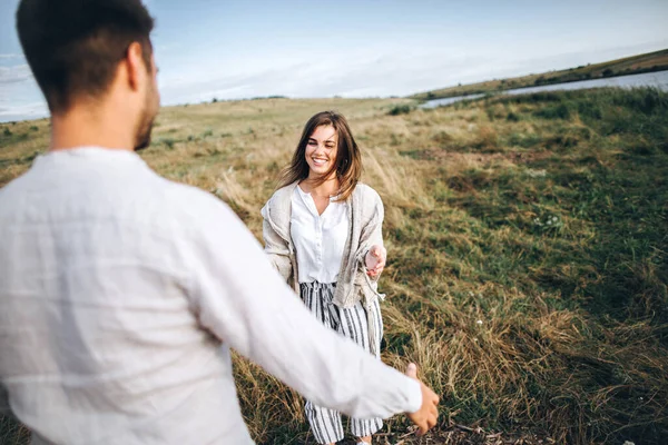 Beautiful Loving Couple Having Fun Cuddling Smiling Sky Background Field — Stock Photo, Image