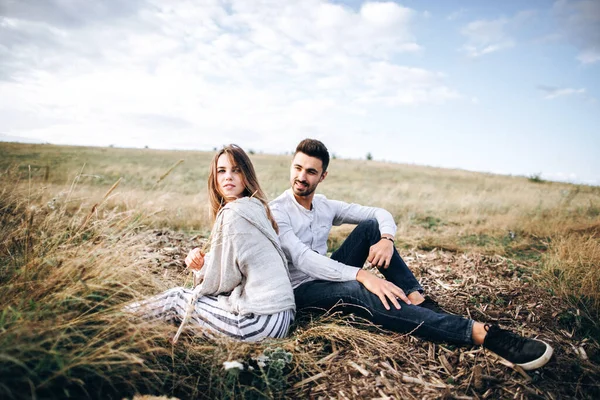 Belo Casal Amoroso Sentado Grama Tipo Rapariga Hipster Viajam — Fotografia de Stock