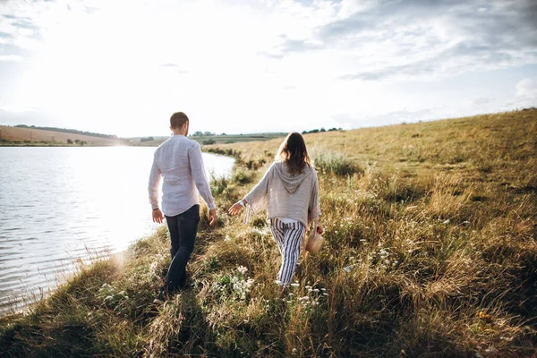 Beautiful Loving Couple Walking Shore Hugging Smiling Sky Background Field — Stock Photo, Image