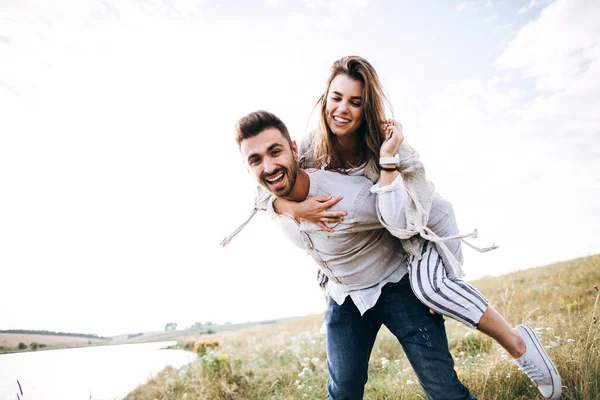 Hermosa Pareja Amorosa Divirtiéndose Abrazándose Sonriendo Fondo Del Cielo Campo — Foto de Stock