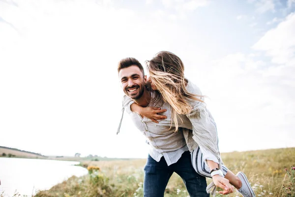 Hermosa Pareja Amorosa Divirtiéndose Abrazándose Sonriendo Fondo Del Cielo Campo — Foto de Stock