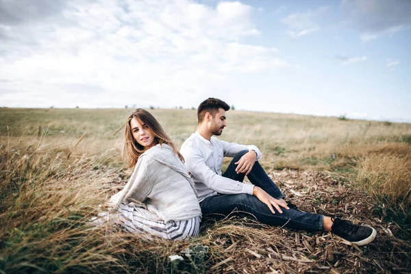 美しい愛情のカップル草の上に座っている 男と女の子のヒップスター旅行 — ストック写真