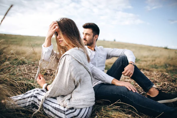 Çimlerin Üzerinde Oturan Güzel Bir Çift Erkek Kız Hipster Seyahati — Stok fotoğraf