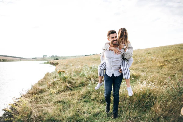 Belo Casal Amoroso Divertindo Abraçando Sorrindo Fundo Céu Campo Tipo — Fotografia de Stock