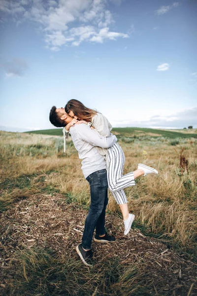 Belo Casal Amoroso Divertindo Abraçando Sorrindo Fundo Céu Campo Tipo — Fotografia de Stock