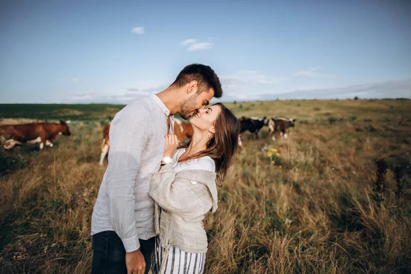 Belo Casal Amoroso Divertindo Abraçando Sorrindo Fundo Céu Campo Cara Imagem De Stock