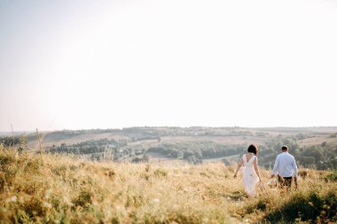 Piknik ve şarapla dağlarda olgun bir çift.