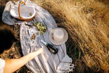 Piknik ve şarapla dağlarda hazırlık. Düz Yat. 